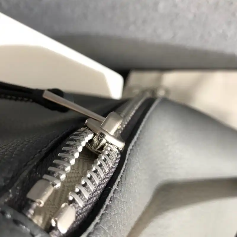 L0ew* s bag 19yan0004