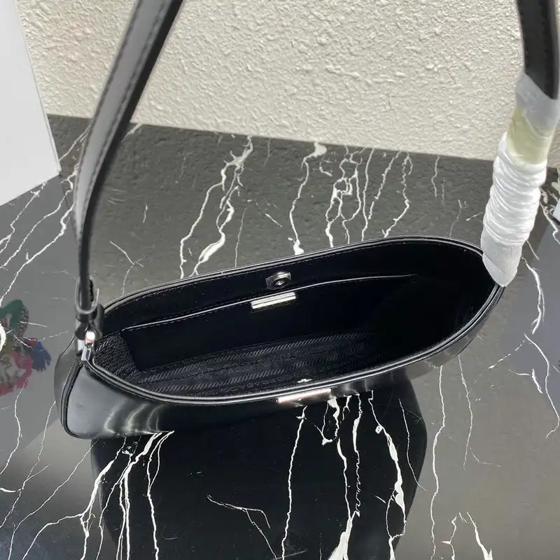 Pra*a bags 2010b570003