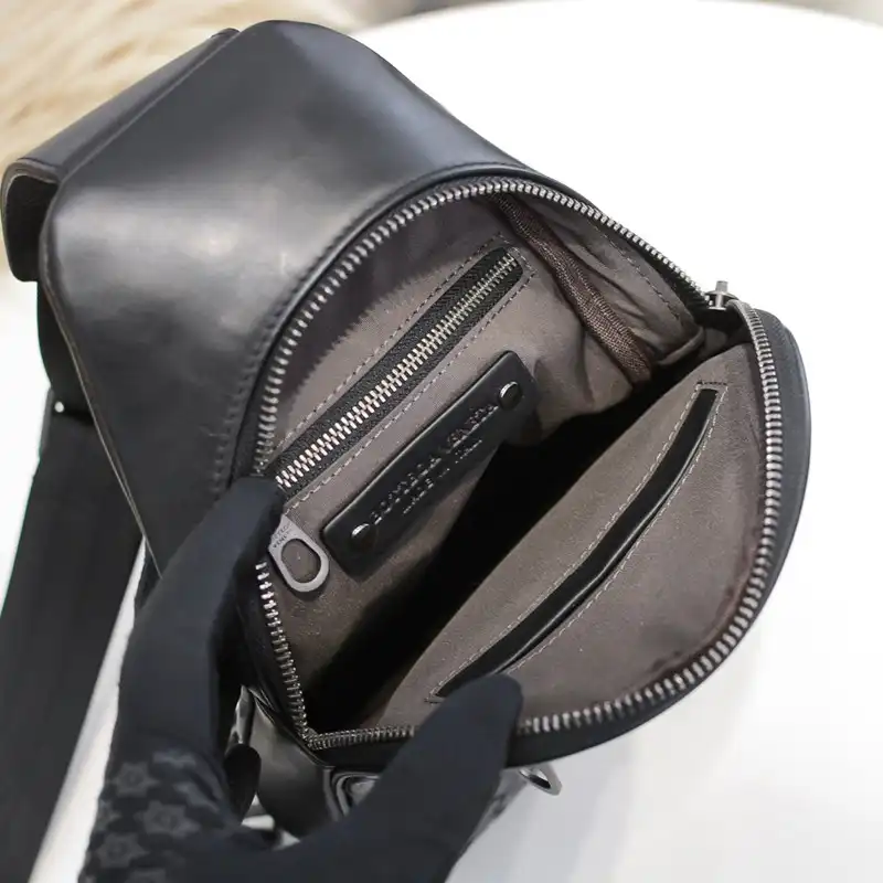 bo*te*ga Ve*ne*ta bag 2212yz0055