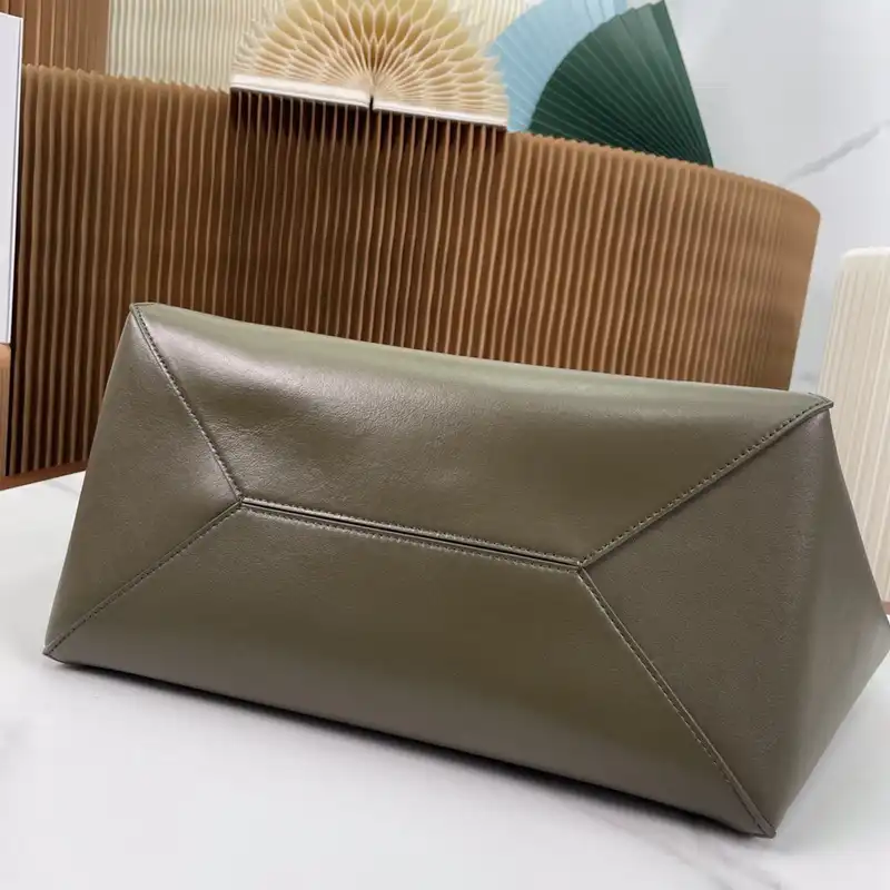 L0ew* bags 2312ya0017