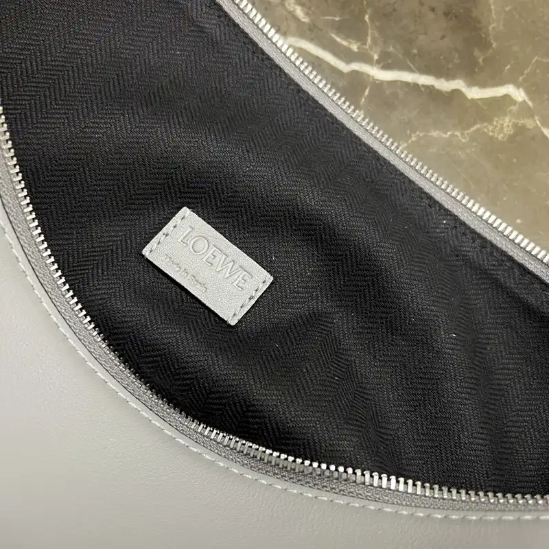 L0ew* bags 2404ya0079