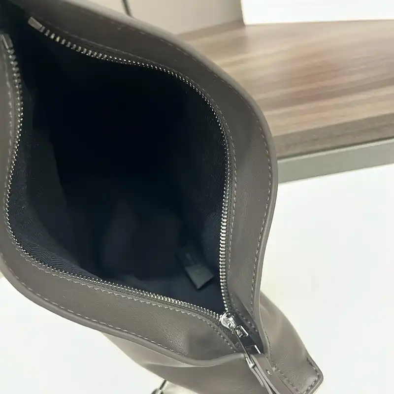 L0ew* bags 2404ya0083