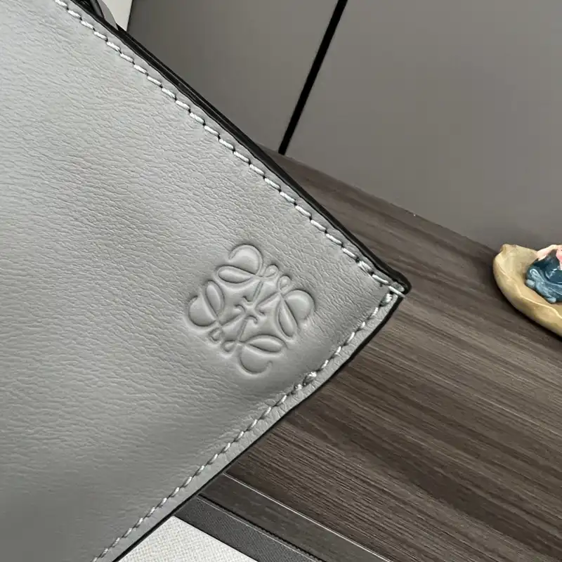 L0ew* bags 2404ya0086