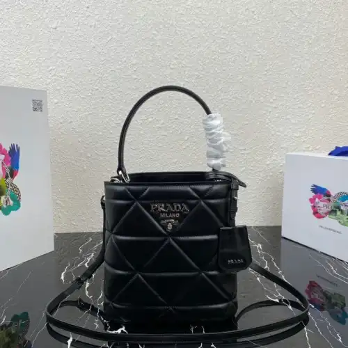 Pra*a bags 2012sh0023