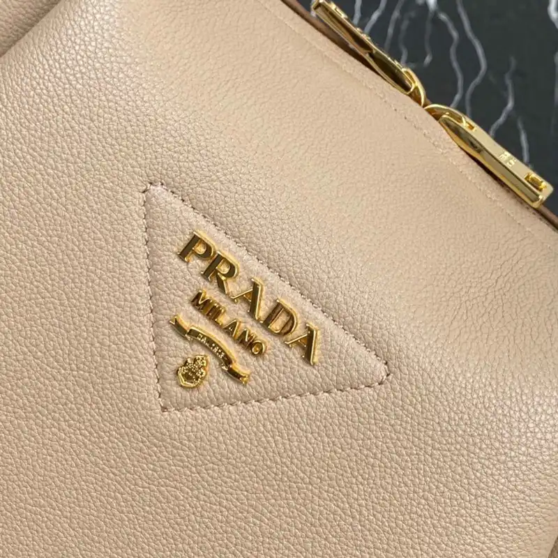 Pra*a bags 2012sh0043