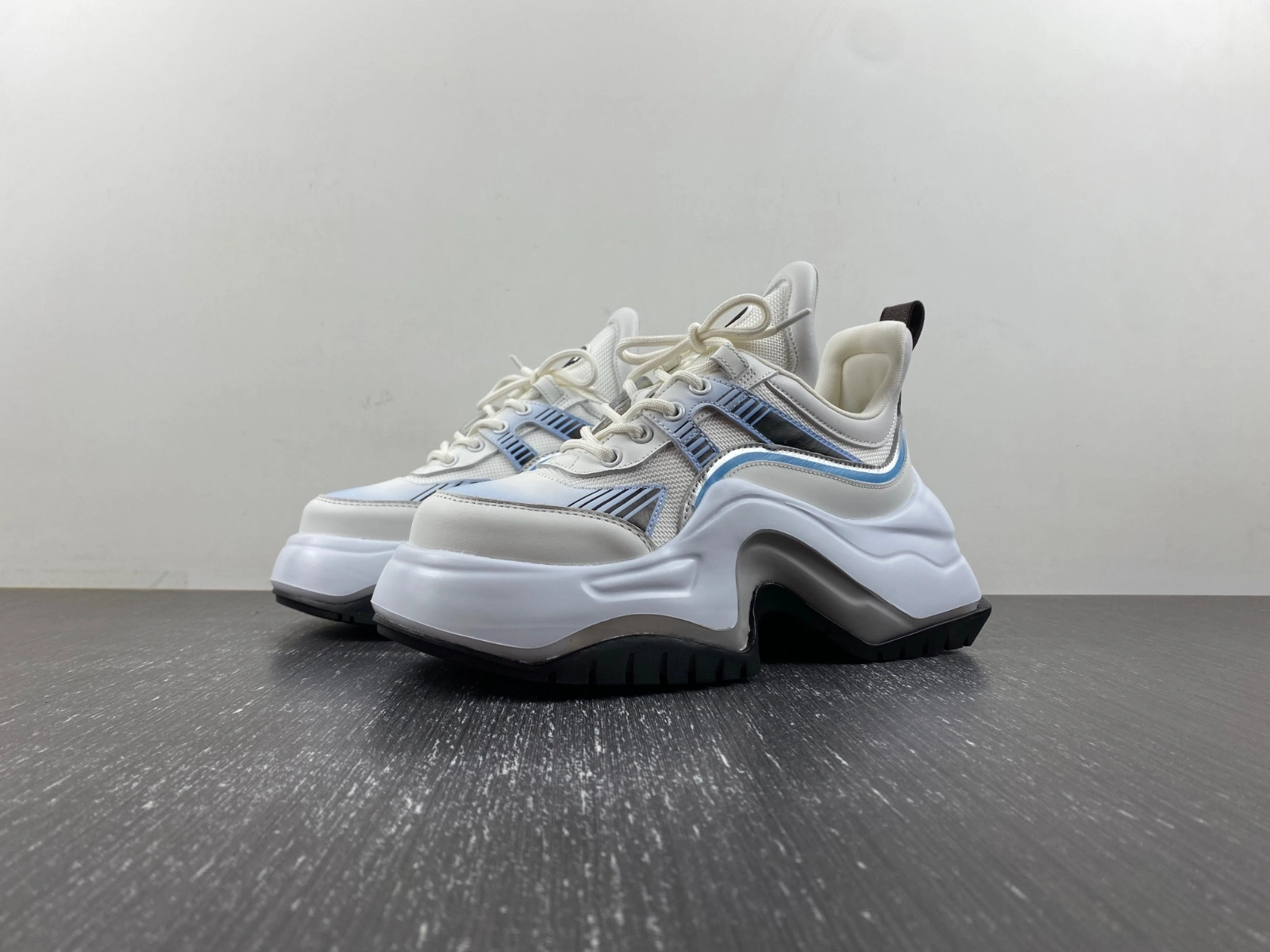 quickdry 1 V*t0n archlight sneakers lv 2135