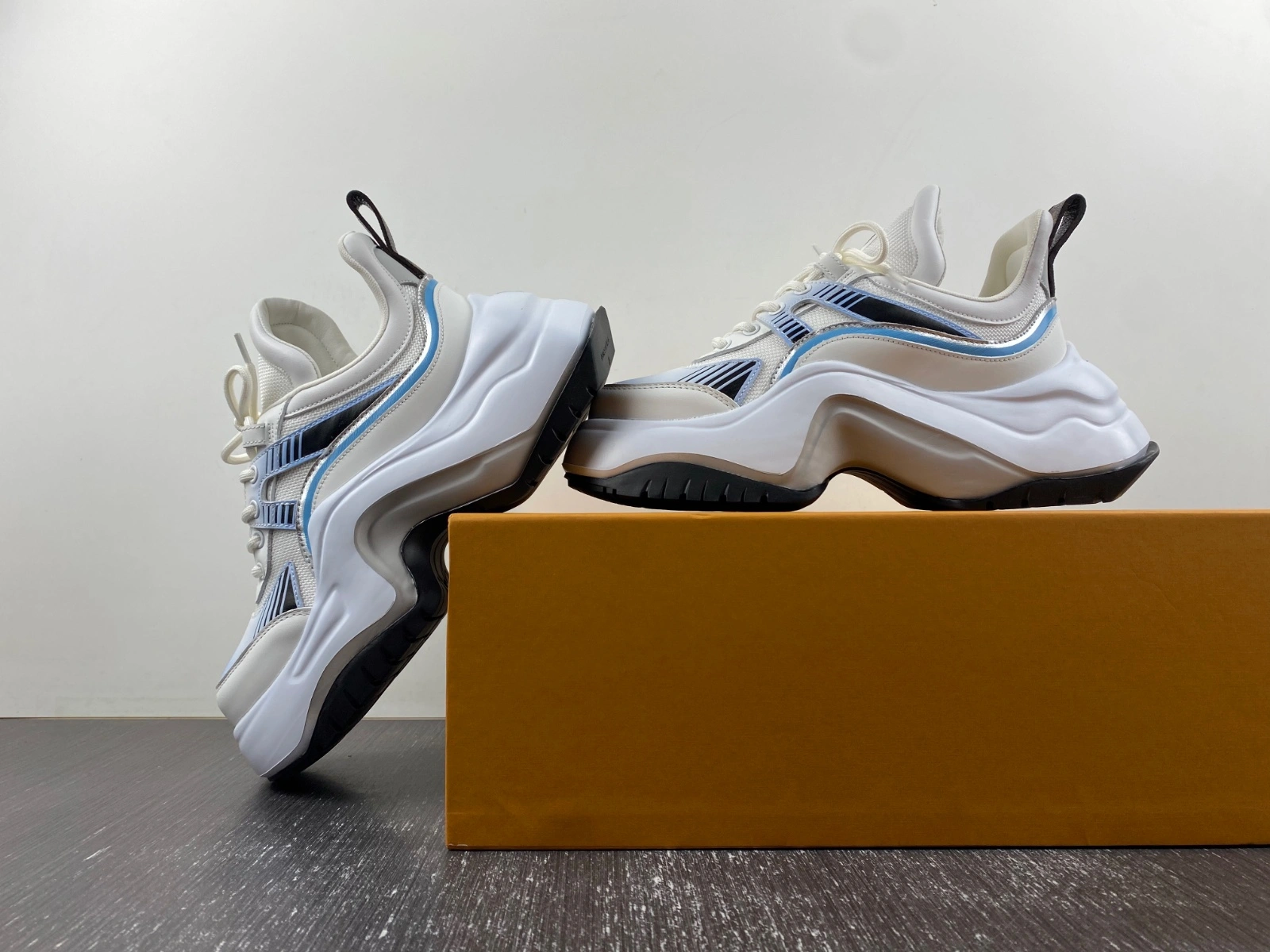 quickdry 1 V*t0n archlight sneakers lv 2135